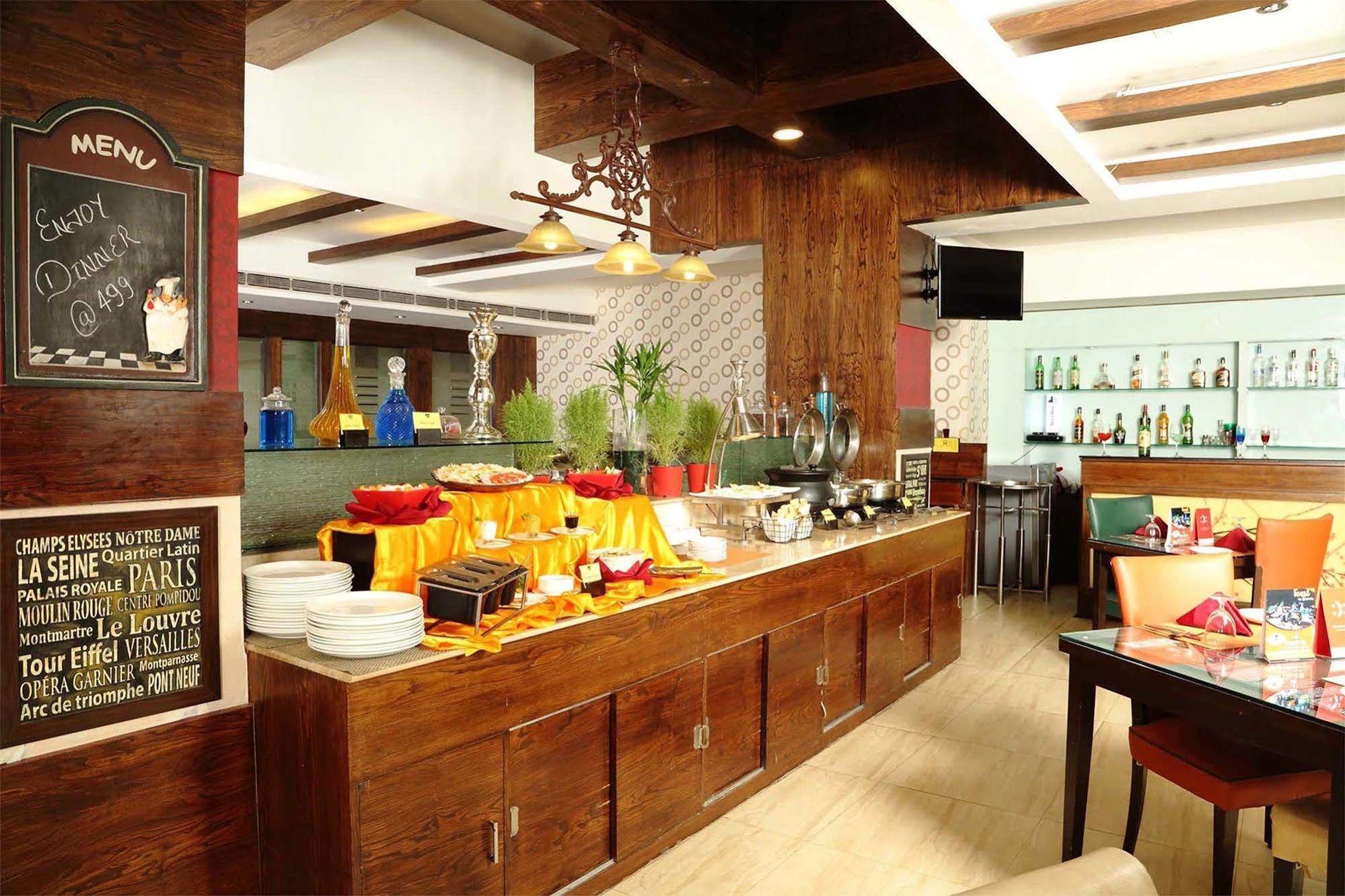 Crossroads Hotel Gurgaon Luaran gambar