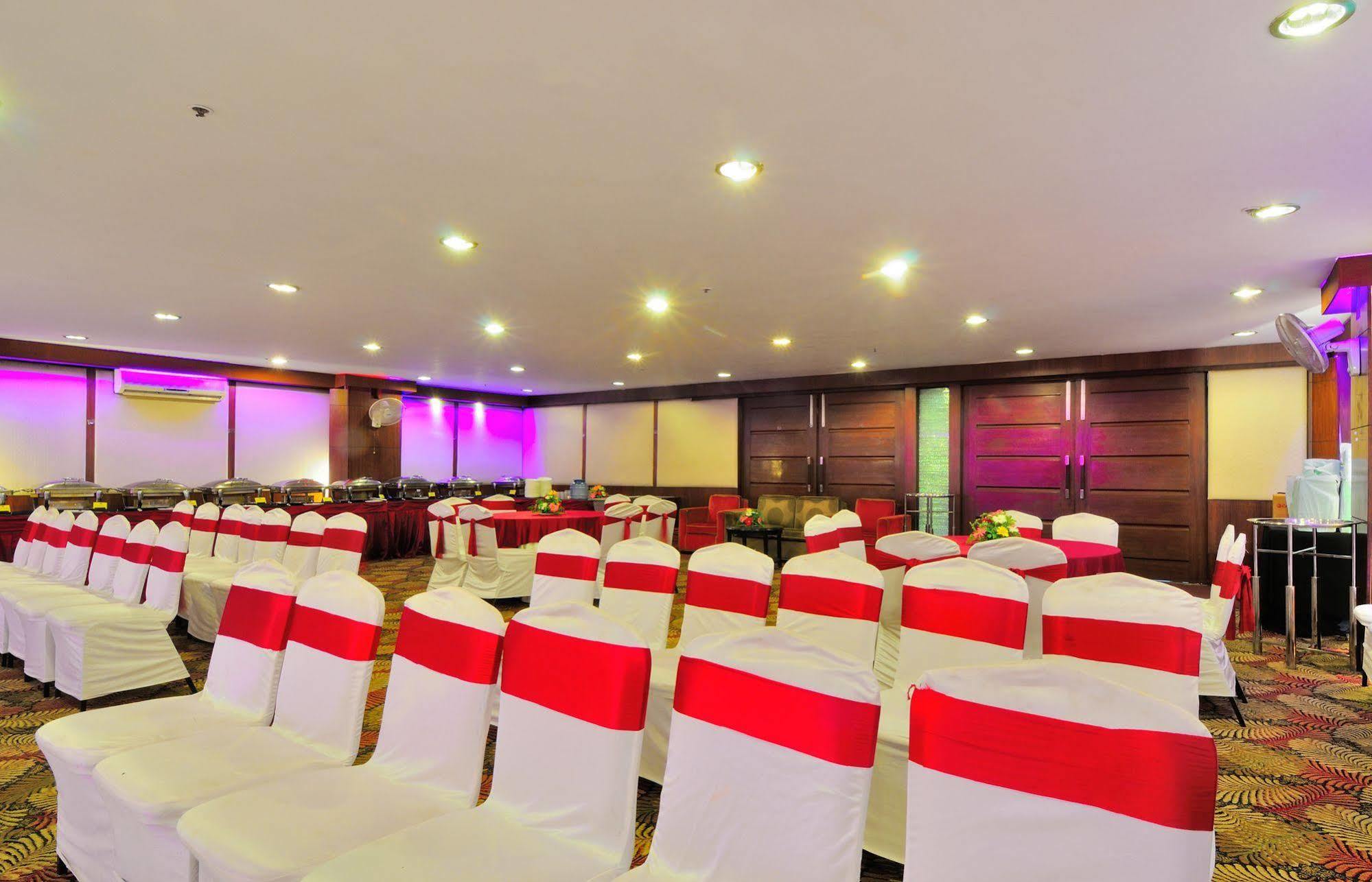 Crossroads Hotel Gurgaon Luaran gambar